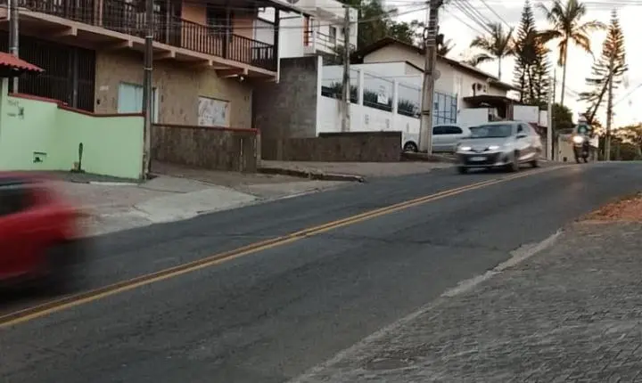 Moradores da Rua Johann Ohf denunciam abandono e cobram respostas da Secretaria de Trânsito