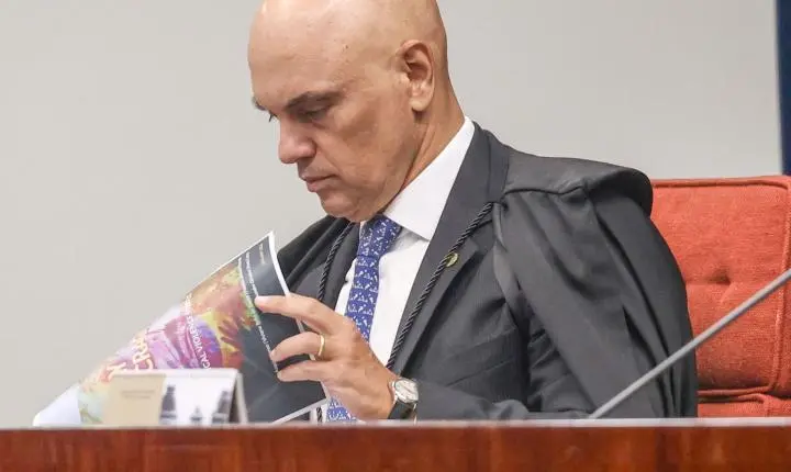 Moraes instaura processo contra Flávio Bolsonaro por alegada difamação a Lula