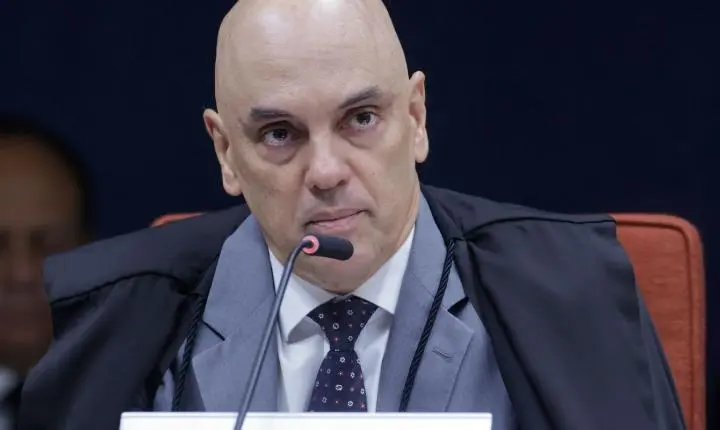 Moraes solicita à PGR análise sobre inclusão de Jair e Flávio Bolsonaro em inquérito