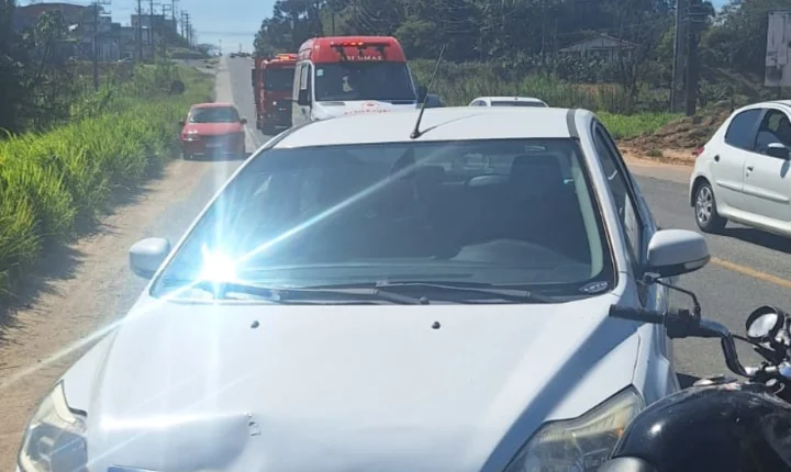 Motociclista fica ferida após colisão na SC-108 em Braço do Norte