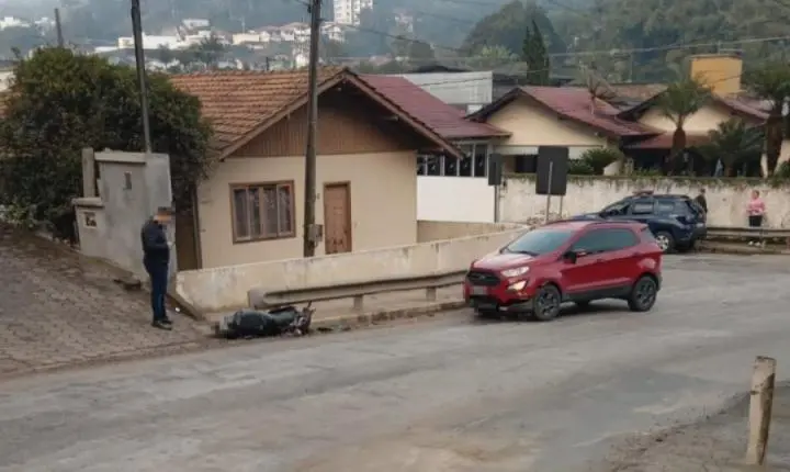 Motociclista fica ferido após colisão frontal na rua Gustavo Halfpap