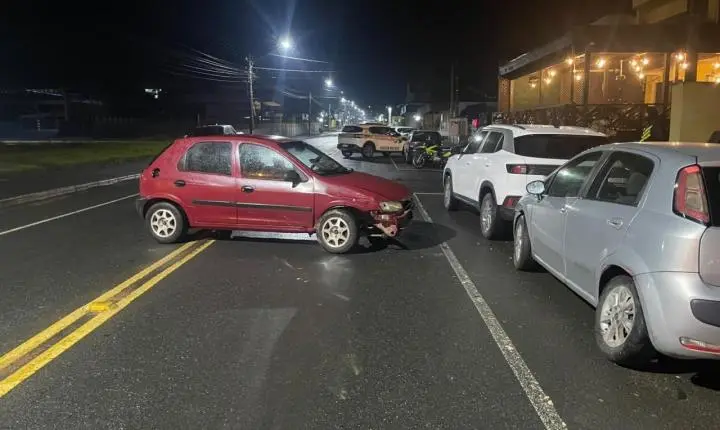 Motorista embriagado bate em veículos estacionados, tenta fugir e é preso em Ascurra