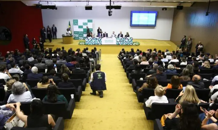 Hugo Motta defende modernização do Estado em posse de novos servidores da Câmara
