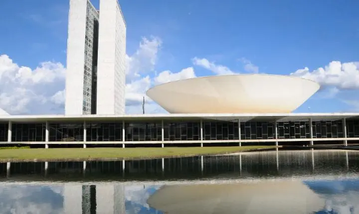 Medida provisória destina bilhões em crédito para exportadores após tarifaço dos EUA