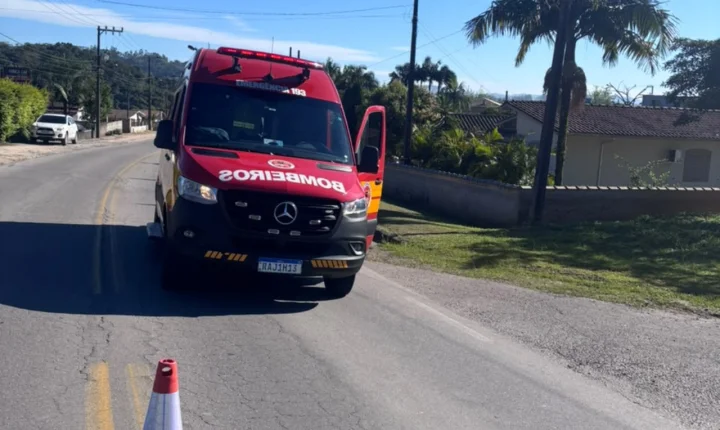 Mulher de 59 anos cai de triciclo elétrico após passar por buraco em Lauro Müller