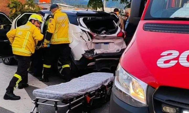 Mulher é levada ao hospital após acidente entre três carros em Gaspar
