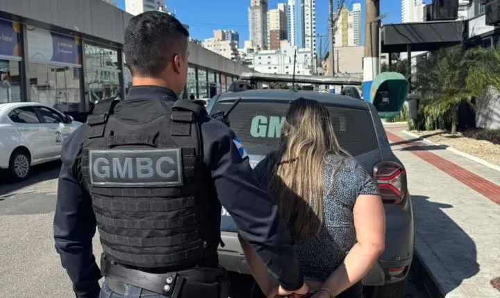 Mulher é presa após agredir pessoas em via pública em Balneário Camboriú