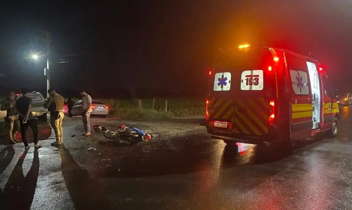 Mulher fica ferida após colisão entre moto e caminhão em Içara