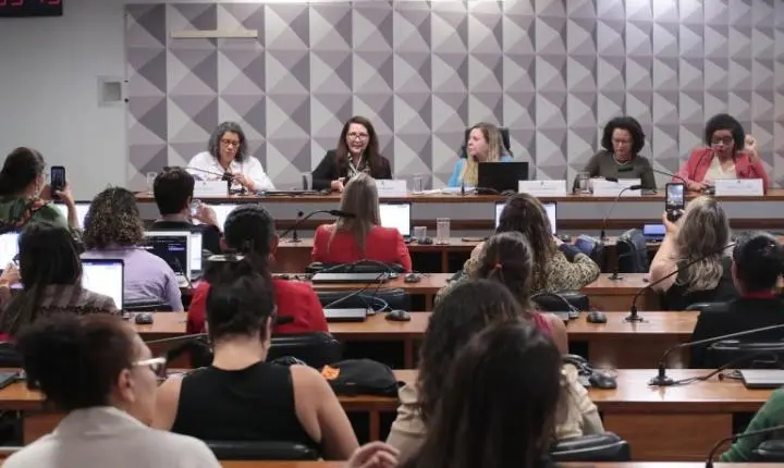 Mulheres pressionam por aprovação urgente de projeto que criminaliza misoginia