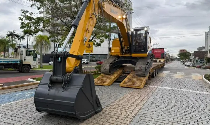 Nova escavadeira marca avanço na infraestrutura de Timbó após 17 anos