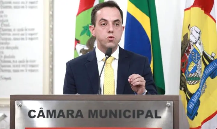 O vereador Flávio, de Blumenau, manifestou-se publicamente após a rejeição da indicação de Jorge Messias para uma vaga no Supremo Tribunal Federal (STF). 