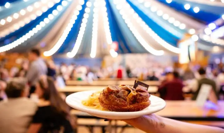 Oktoberfest 2026 terá mais de 150 opções gastronômicas