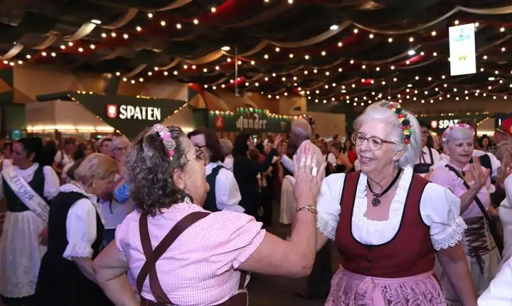 Oktoberfest 60+ lota setores em dia de tradição e reencontros