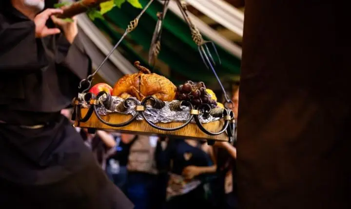 Oktoberfest Blumenau amplia cardápio alemão com porco no rolete e kebab