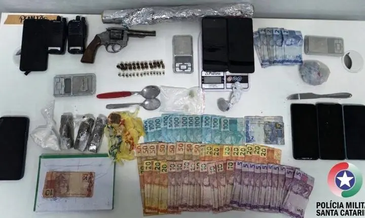 Operação contra o tráfico de drogas termina com oito detidos, arma e entorpecentes apreendidos no Alto Vale