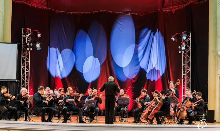 Orquestra de Câmara de Blumenau leva música, dança e clássicos ao palco do Teatro Carlos Gomes em espetáculo gratuito