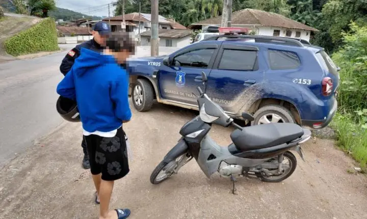Pai vai retirar motoneta após filho ser flagrado sem CNH, mas também não tinha habilitação para conduzi-la