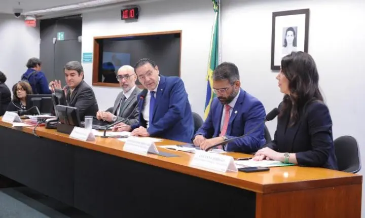 Para juristas, IA pode agilizar a Justiça, mas supervisão humana deve estar em todas as etapas