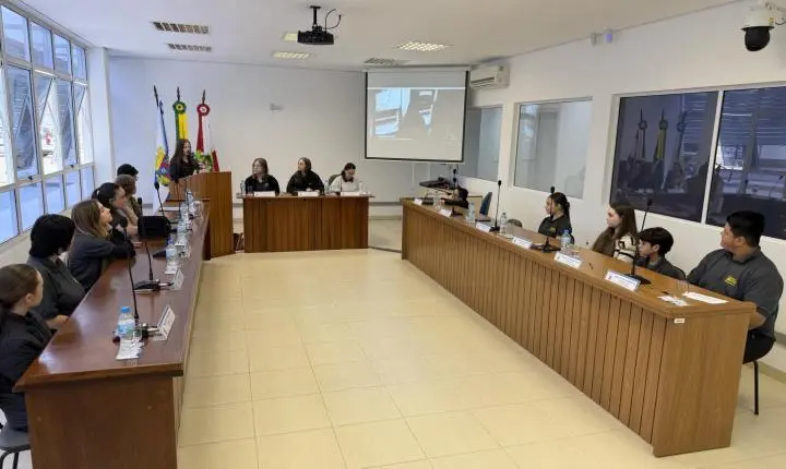 Parlamento Jovem de Timbó visita Secretaria Municipal de Educação 