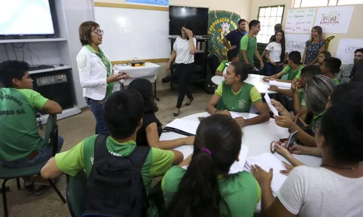 Pé-de-Meia: estudantes do ensino médio nascidos em novembro e dezembro recebem a quarta parcela