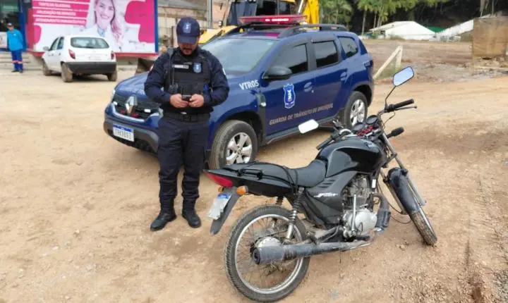 Pela segunda vez em menos de um mês, motociclista tem moto recolhida por conduzir sem habilitação