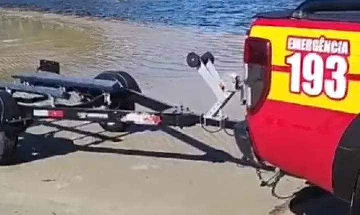 Pescador é resgatado após cair no mar em Palhoça