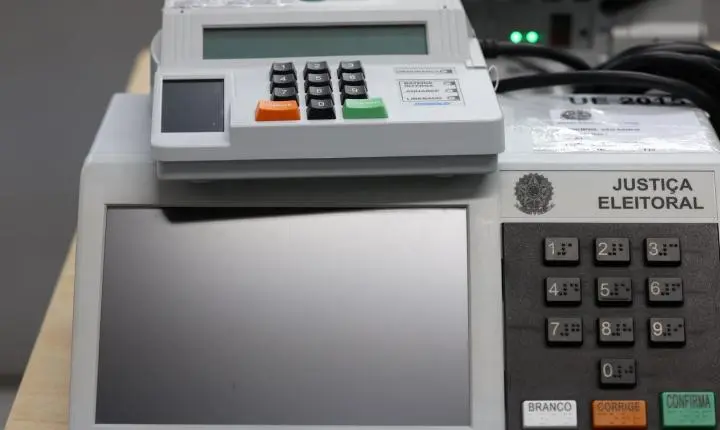 Pesquisa revela foco da desinformação eleitoral nas urnas eletrônicas