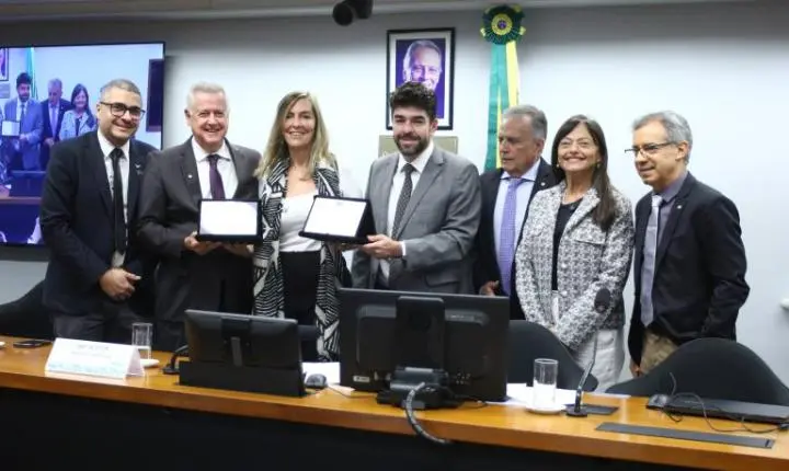 Prioridade para testes clínicos da polilaminina no tratamento de lesão medular gera debate na Câmara