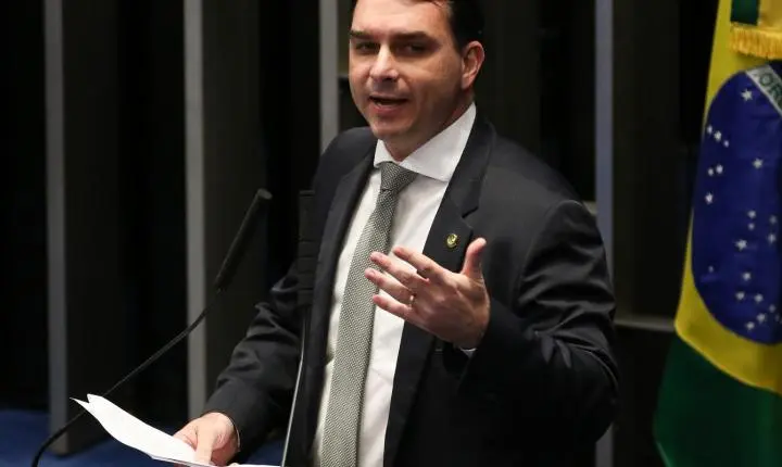 PGR solicita oitiva de Flávio Bolsonaro em inquérito de calúnia contra Lula