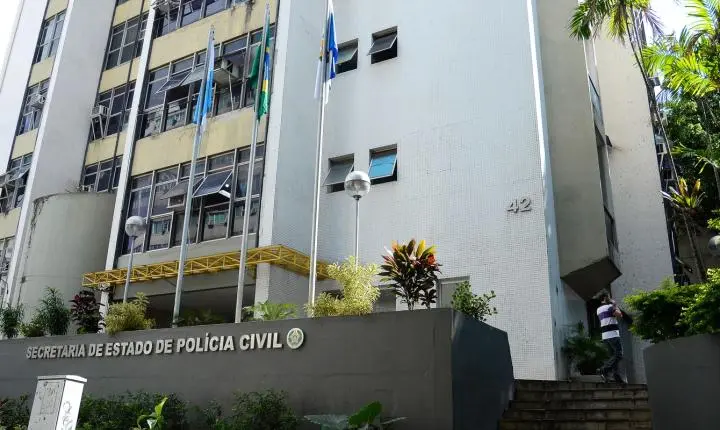 Polícia realiza operação contra o Comando Vermelho no Rio de Janeiro
