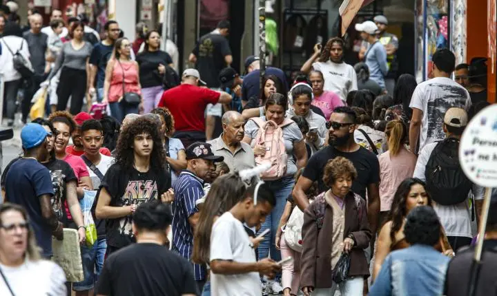 Brasil registra desaceleração no crescimento populacional e avanço do envelhecimento