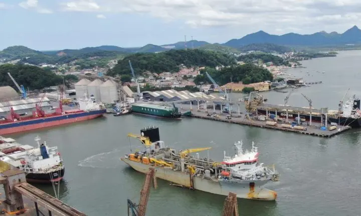 Porto de Santa Catarina conclui dragagem de R$ 8 milhões