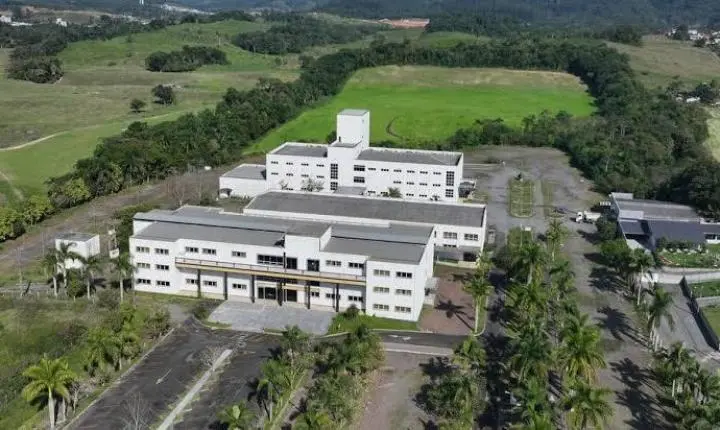 Prefeito Flávio Buzzi garante na Justiça reversão do prédio da Uniasselvi ao patrimônio de Timbó