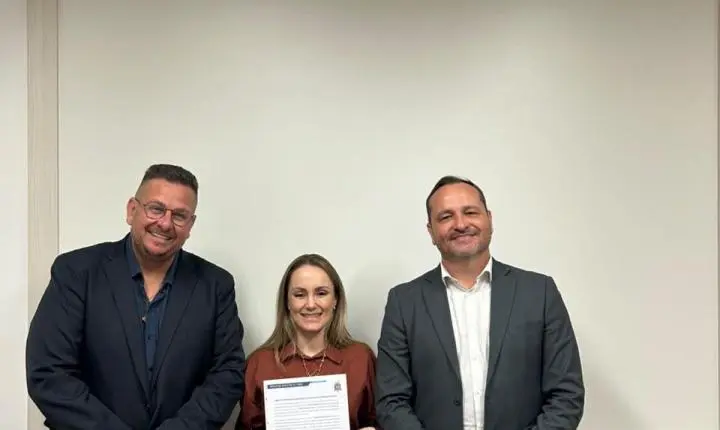 Prefeito Flávio Buzzi transmite cargo à presidente da Câmara de Vereadores, Thelma Souza Lenzi