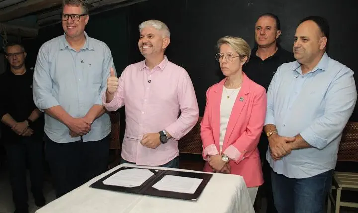 Prefeitura assina ordem de serviço e garante pavimentação de 670 metros da Rua Emil Wehmuth