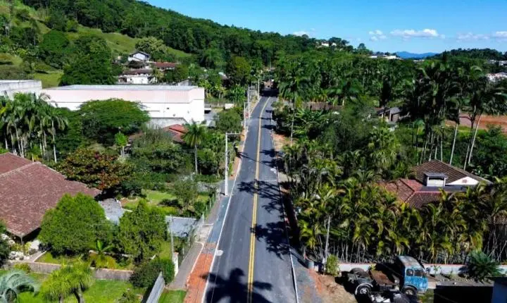 Prefeitura de Blumenau conclui pavimentação em último trecho da Rua Arnoldo Beck