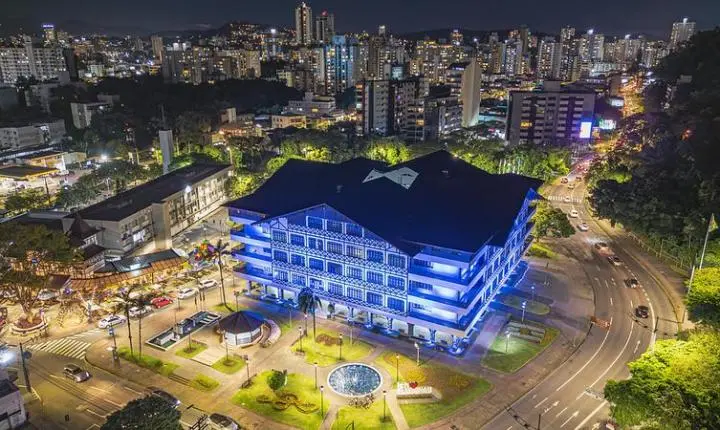Prefeitura de Blumenau lança dois processos seletivos para contratar profissionais da educação