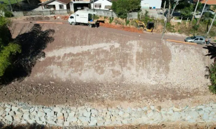 Prefeitura de Gaspar conclui obra de contenção na Rua Maria do Nascimento Pereira dos Santos, no Bateias 