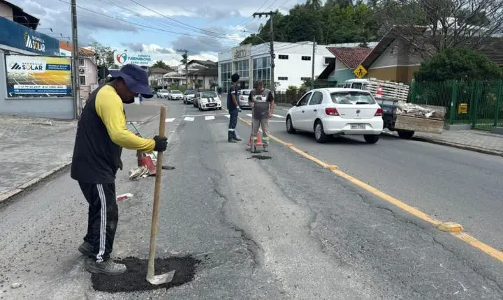 Prefeitura de Timbó intensifica operação de manutenção das vias públicas nesta sexta-feira