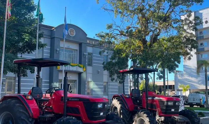 Prefeitura de Timbó recebe dois tratores por meio de convênio com o Governo do Estado