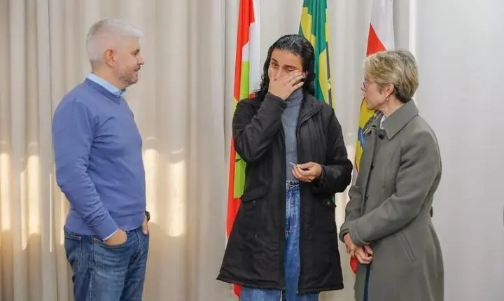 Prefeitura entrega apartamento retomado do Minha Casa Minha Vida para nova família