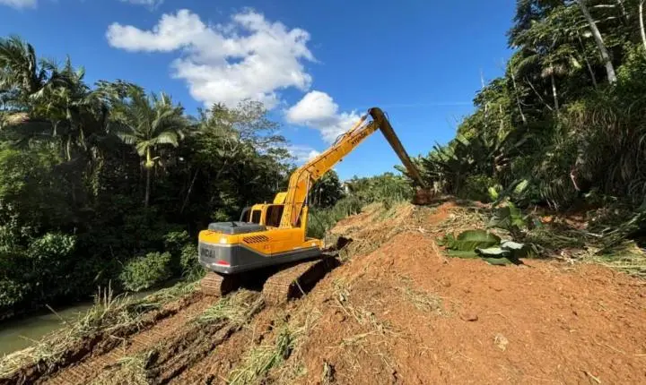 Prefeitura intensifica limpeza de ribeirões e drenagem em Blumenau