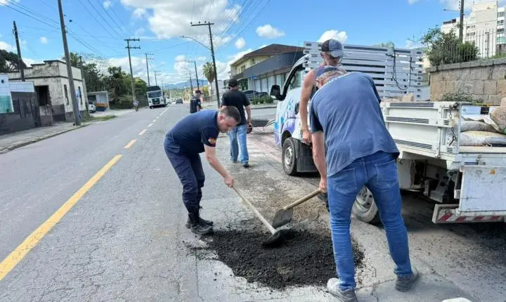 Prefeitura Municipal de Timbó realiza recapeamento de buracos em ruas