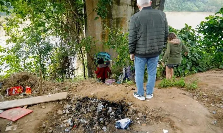 Prefeitura realiza ação de limpeza urbana e promove acolhimento social de pessoas em situação de rua na ponte do Anel Viário Norte