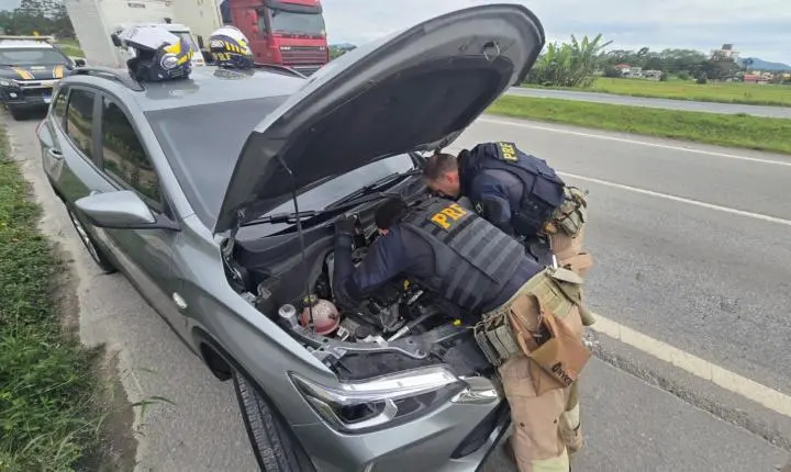 PRF recupera carro roubado que circulava clonado e prende motorista na BR-470