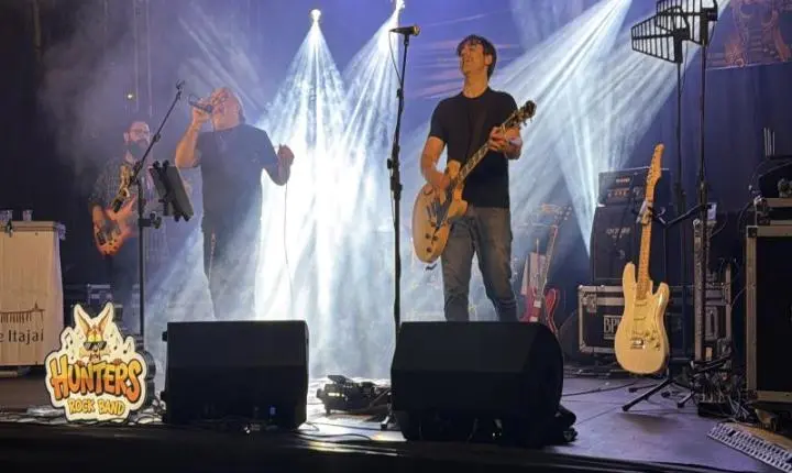 PRIMEIRA NOITE DO ITAJAÍ ROCK CONCERT REÚNE PÚBLICO MESMO COM FRIO E CHUVA