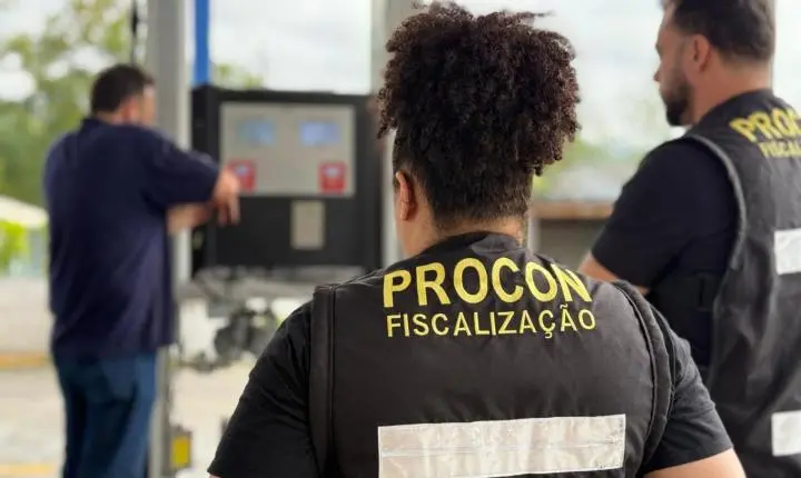 Procon, ANP e Inmetro fiscalizam postos de combustíveis em Indaial