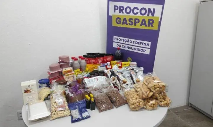 Procon de Gaspar apreende cerca de 100 produtos vencidos durante fiscalização 