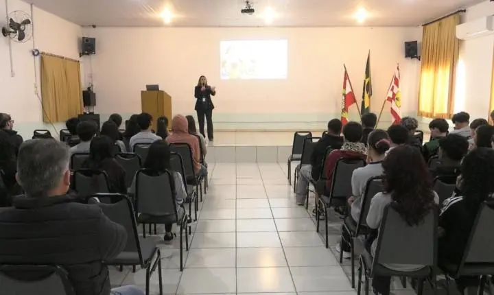 Procuradoria da Criança e do Adolescente realiza ação preventiva com 1,2 mil alunos em escola de Blumenau