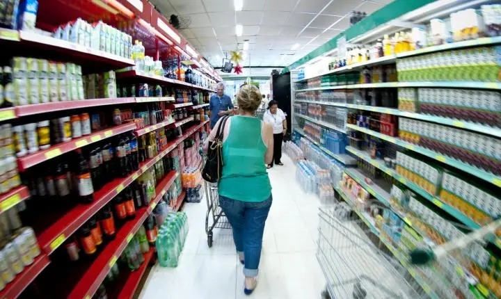 Produção industrial no Brasil recua 0,6% em agosto, aponta IBGE